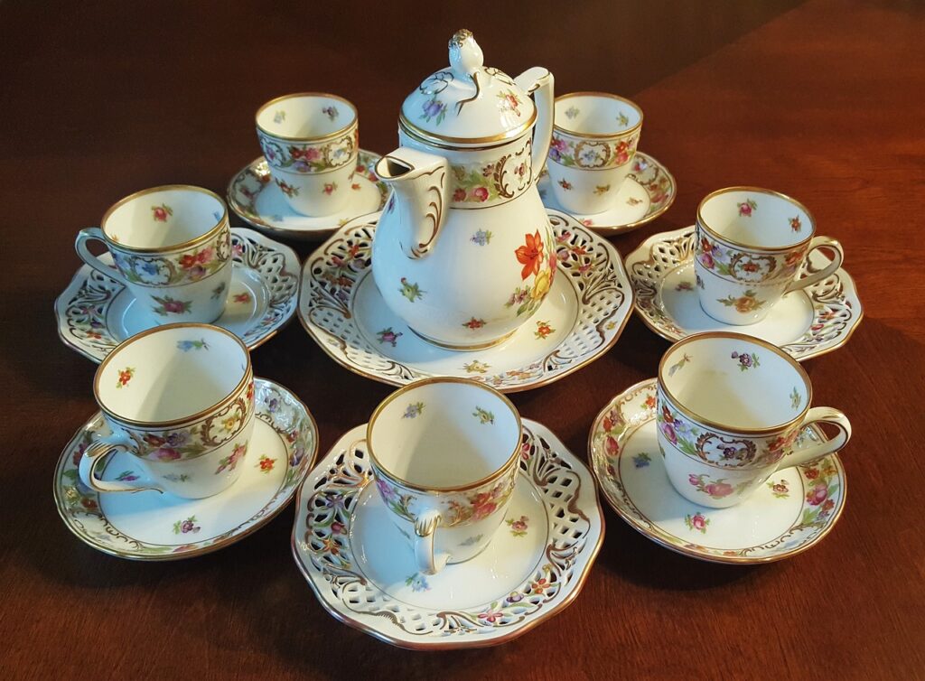 画像に alt 属性が指定されていません。ファイル名: tea-set-1302432_1280-1024x754.jpg